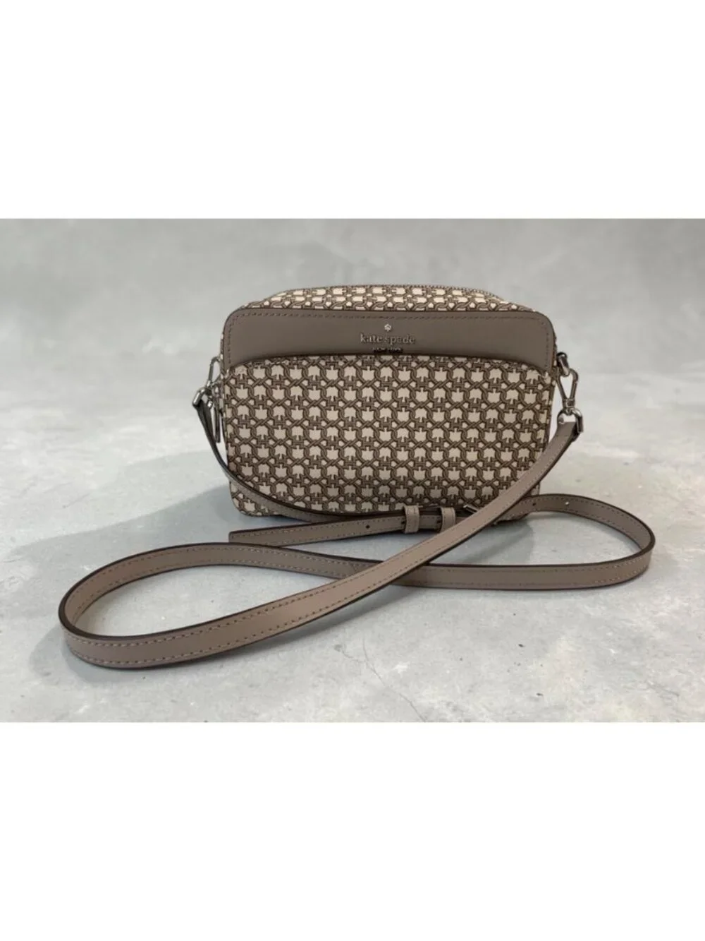 Kate Spade New York Crossbody Gray/Beige Camera Bag - Picture 4 of 15